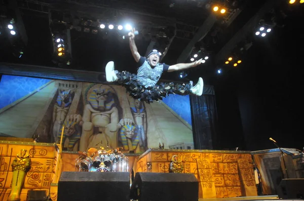 Bruce Dickinson Singer Iron Maiden grubu Rio de Janeiro 'da gösteri yapıyor. 