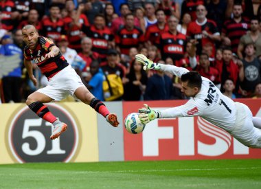Flamengo kulübünden futbolcular Brezilya futbol şampiyonası sırasında hareket halindeler.