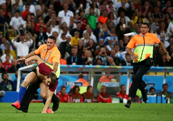 Seguranas Prendendo Torcedor Que Invadiu Gramado Durante Final Copa Mundo — Zdjęcie stockowe