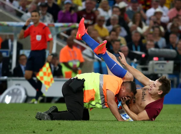 Seguranas Prendendo Torcedor Que Invadiu Gramado Durante Final Copa Mundo — Fotografie, imagine de stoc