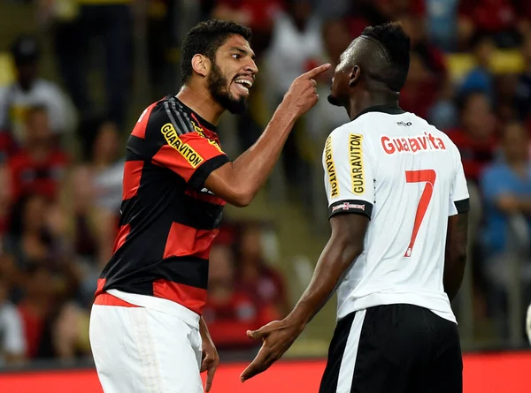 Flamengo kulübünden futbolcular Brezilya futbol şampiyonası sırasında hareket halindeler.