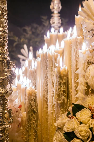 Bir float, kutsal hafta gece mum mumlar 