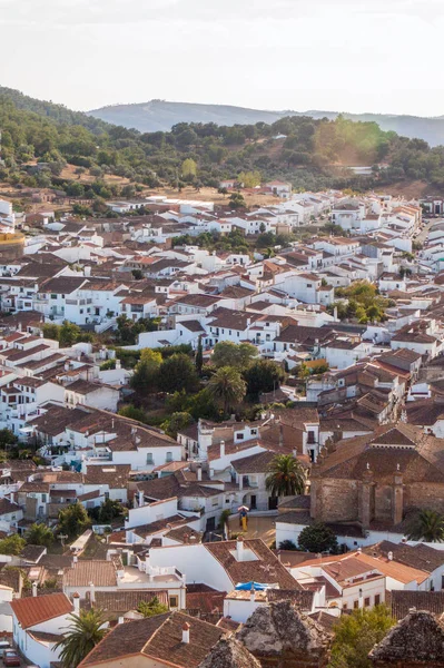 Beyaz Cortegana, evlerde Huelva, İspanya testere ile köyün batımında havadan görünümü