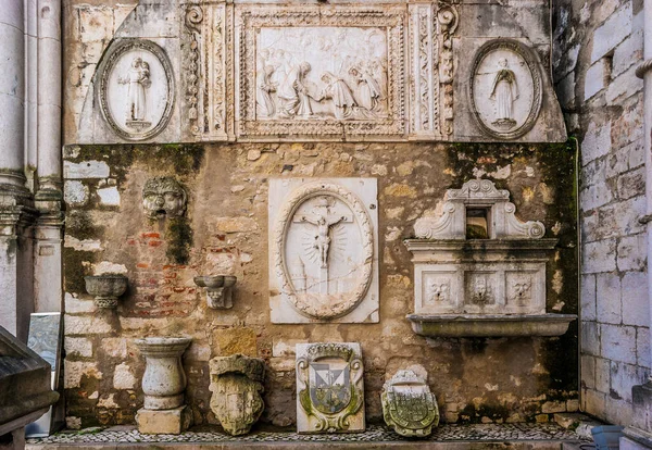 Portekiz, Lizbon 'daki 1755 depreminden sonra yıkılan Carmel Dağı manastırının kalıntıları ve arkeolojik kalıntıları.
