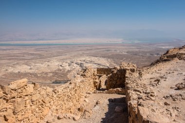 İsrail 'deki Masada kalesinin gerçekçi bir resmi.