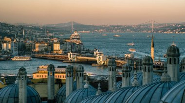 İstanbul 'daki Golden Horn Körfezi' nin havadan görünüşü. Mimarlık, bina