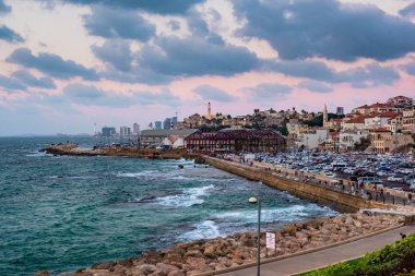 Güneş batarken Jaffa limanının akşam manzarası, Tel Aviv.