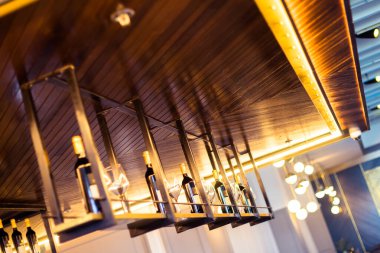 Şişeli ve rahat ışıklı bir lokanta.