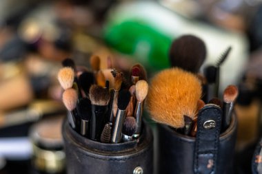 Makyaj aletleri, fırçalar, göz farı ve diğer aksesuarlar.