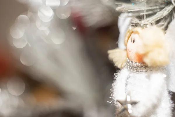 Noel ağacındaki Noel meleği balosu, yakın plan.