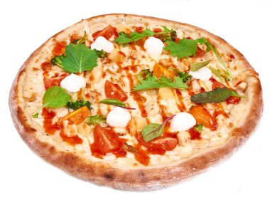 Beyaz arka planda izole edilmiş pizzanın keskin yakın plan fotoğrafı