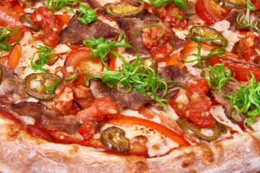 Açılmış buğday unu ve çeviriciyle süslenmiş ahşap pizza. ruh hali