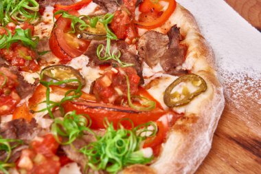 Açılmış buğday unu ve çeviriciyle süslenmiş ahşap pizza. ruh hali