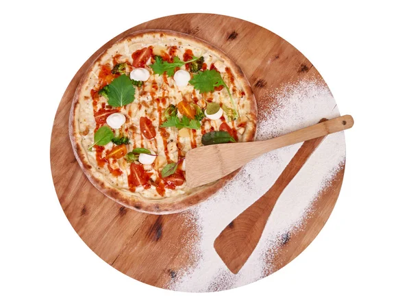 Açılmış buğday unu ve çeviriciyle süslenmiş ahşap pizza. ruh hali