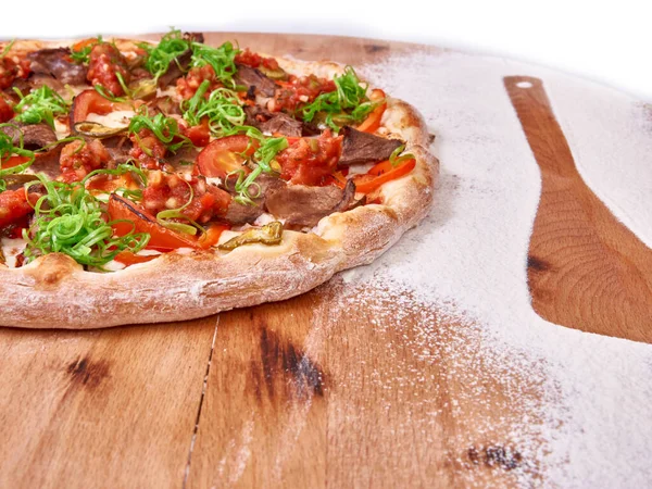 Açılmış buğday unu ve çeviriciyle süslenmiş ahşap pizza. ruh hali