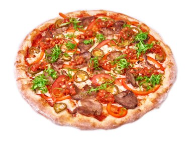 Beyaz arka planda izole edilmiş pizzanın keskin yakın plan fotoğrafı