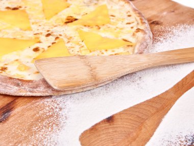 Açılmış buğday unu ve çeviriciyle süslenmiş ahşap pizza. ruh hali