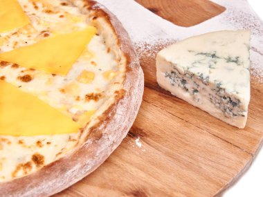 Ahşap üzerine yayılmış buğday unu, Dorblu ve Turner ile süslenmiş pizza. ruh hali