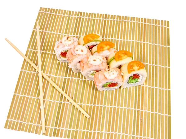Ensemble Rouleaux Sushi Sur Tapis Bambou Avec Baguettes — Photo