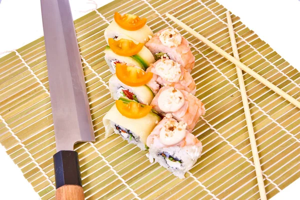 Ensemble Rouleaux Sushi Sur Tapis Bambou Avec Baguettes — Photo