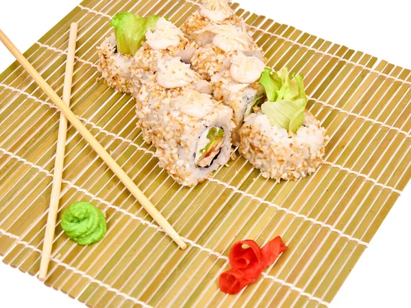 Ensemble Rouleaux Sushi Sur Tapis Bambou Avec Baguettes — Photo