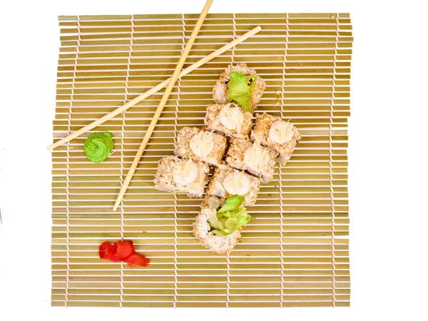 Ensemble Rouleaux Sushi Sur Tapis Bambou Avec Baguettes — Photo