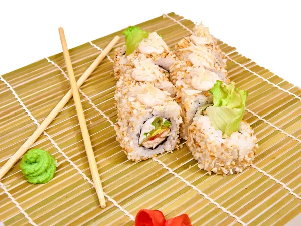 Ensemble Rouleaux Sushi Sur Tapis Bambou Avec Baguettes — Photo