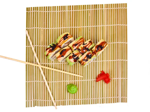 Ensemble Rouleaux Sushi Sur Tapis Bambou Avec Baguettes — Photo