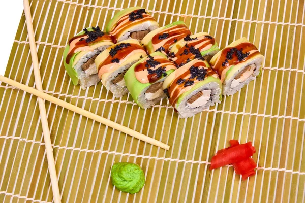 Ensemble Rouleaux Sushi Sur Tapis Bambou Avec Baguettes — Photo