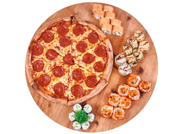 Suşi ekmekli Pepperoni pizza, ahşap izole edilmiş.
