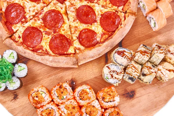 Suşi ekmekli Pepperoni pizza, ahşap izole edilmiş.