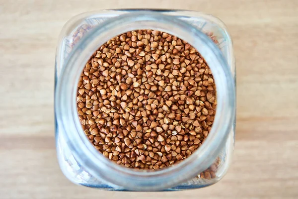 Cam kavanozdaki karabuğday kaşığı, yakın plan fotoğraf.