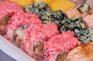 Soya soslu taze suşi ruloları.