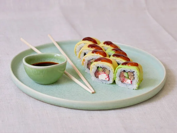 Sushis Frais Dans Une Assiette Avec Sauce Soja Coup Humeur — Photo