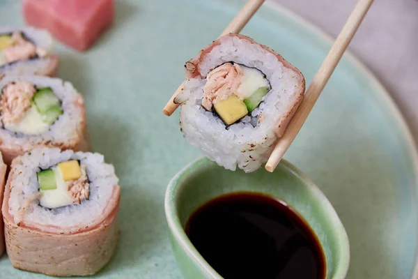 Soya soslu taze suşi ruloları.