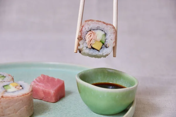 醤油皿の上に新鮮な寿司ロール 気分ショット ロイヤリティフリーのストック画像