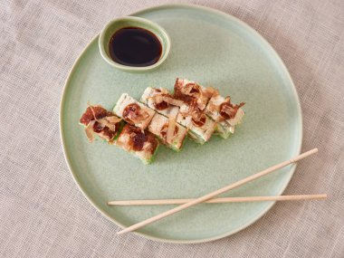 Soya soslu taze suşi ruloları.