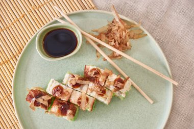 Soya soslu taze suşi ruloları.