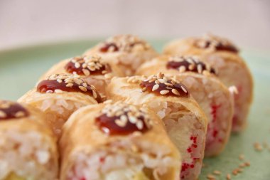 Soya soslu taze suşi ruloları.