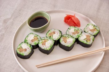 Soya soslu taze suşi ruloları.