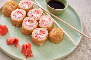 Soya soslu taze suşi ruloları.