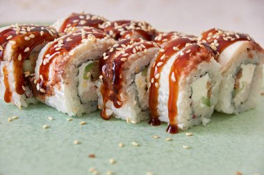 Soya soslu taze suşi ruloları.