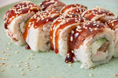 Soya soslu taze suşi ruloları.