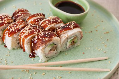 Soya soslu taze suşi ruloları.