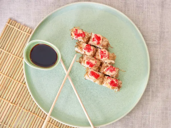 Rouleaux Sushi Frais Sur Une Assiette Avec Sauce Soja Coup — Photo