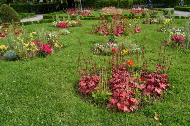 Riva del Garda, İtalya - 8 Mayıs 2025 - Güneşli baharda kongre merkezi PalaVela 'nın önündeki bahçe                               