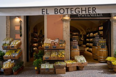 Riva del Garda, İtalya - 8 Mayıs 2025 - Güneşli baharda dar sokaklardaki dükkanlar ve butikler                               