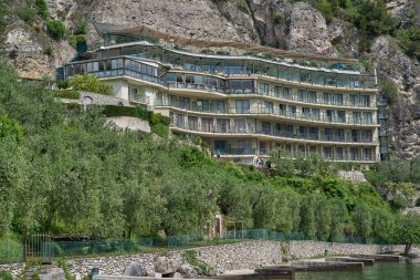 Limone Sul Garda, İtalya - 9 Mayıs 2025: Limone Sul Garda, ünlü limon ekimi kasabası                               