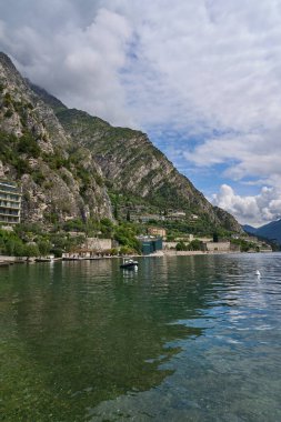  Limone Sul Garda, İtalya - 9 Mayıs 2025: Limone Sul Garda, ünlü limon ekimi kasabası                              