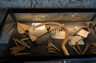 Limone Sul Garda, İtalya - 9 Mayıs 2025: El Castel Limon Evi, Garda 'daki en eski ve en karakteristik narenciye bahçelerinden biridir.                               